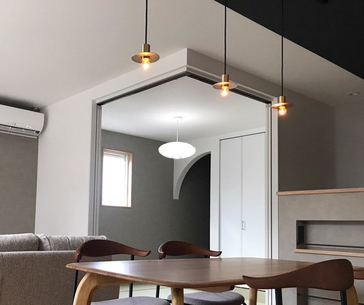 3灯のペンダントライトが食卓のアクセントに。落ち着いたモダン空間の照明事例