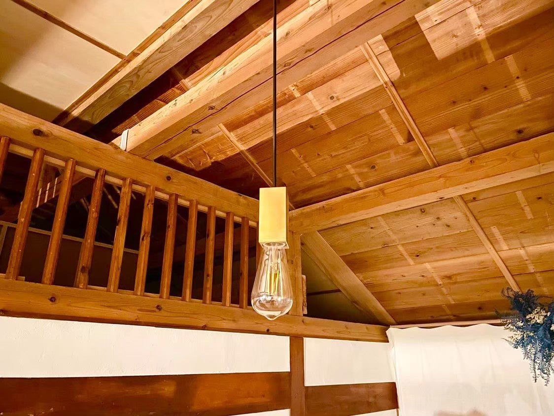 沖縄の古民家に溶け込む、CTSHのペンダントライト